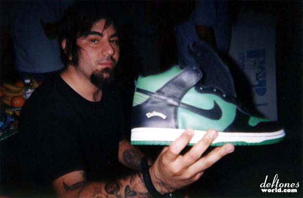 chinos_nikes.jpg